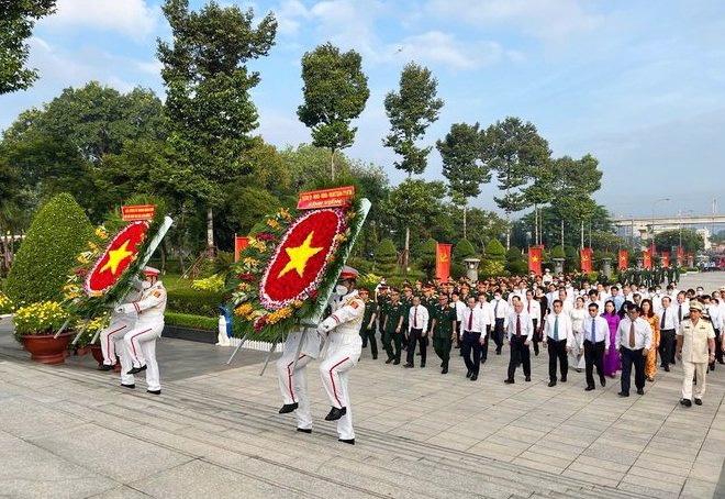 Các đại biểu dâng vòng hoa tưởng niệm các Anh hùng liệt sĩ tại Nghĩa trang Liệt sĩ TP. Hồ Chí Minh