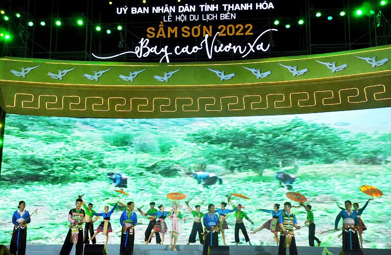 Tiết mục múa hát Người Mèo ơn Đảng của huyện Mường Lát