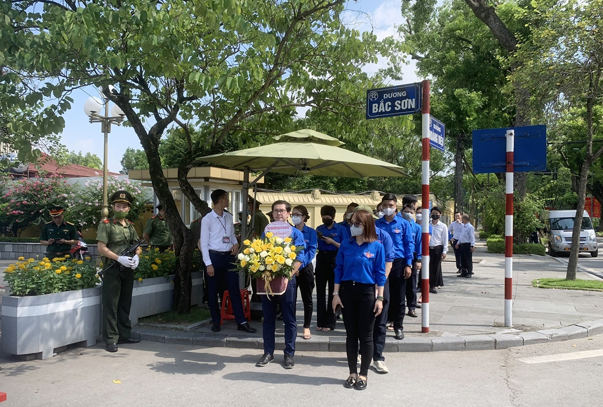 Đoàn Thanh niên Ủy ban Dân tộc dâng hương, hoa tưởng niệm các Anh hùng liệt sĩ tại Đài tưởng niệm các Anh hùng liệt sĩ tại đường Bắc Sơn