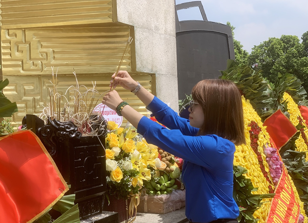 Đồng chí Đinh Thị Phúc, Bí thư Đoàn Thanh niên Ủy ban dâng hương tưởng niệm các Anh hùng liệt sĩ tại tượng đài Bắc Sơn