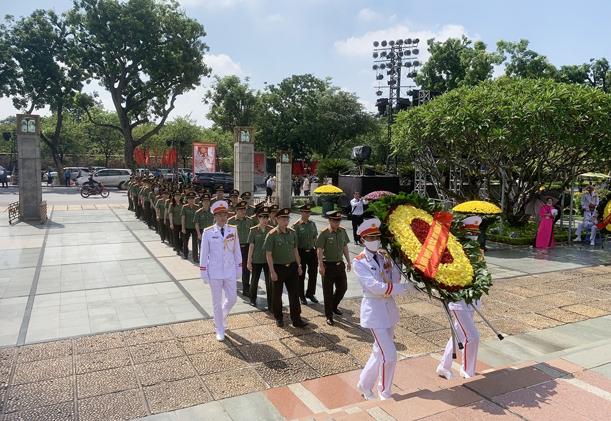 Nhiều cơ quan Đoàn thể, các bộ, ban, ngành Nhà nước, Lực lượng Vũ trang… cũng đến dâng hương tưởng niệm