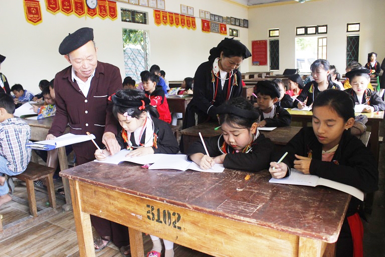 Lớp học chữ viết của các em học sinh thôn Lưu Quang, xã Minh Quang, huyện Tam Đảo sôi động vào những ngày cuối tuần. (Ảnh: Kim Ly)