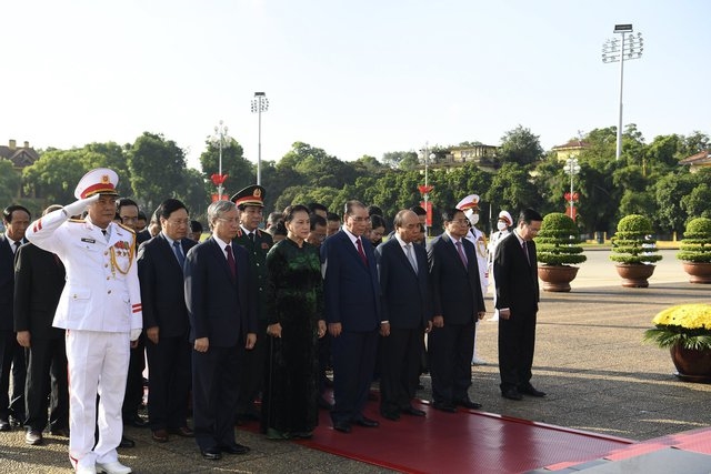 Các đồng chí lãnh đạo, nguyên lãnh đạo Đảng, Nhà nước thành kính tưởng nhớ Chủ tịch Hồ Chí Minh vĩ đại - Ảnh: VGP/Nhật Bắc