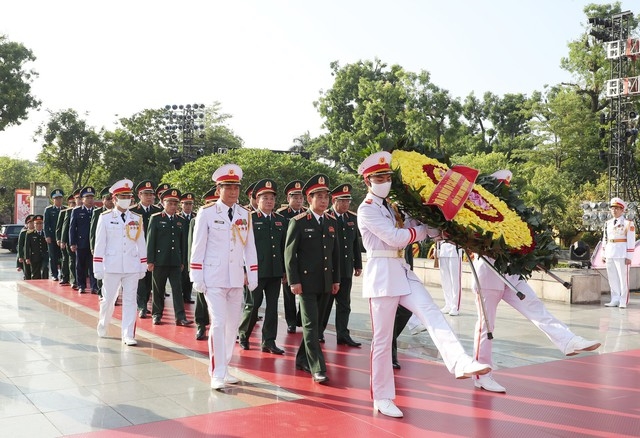 Đoàn đại biểu Quân ủy Trung ương và Bộ Quốc phòng đặt vòng hoa tưởng niệm các anh hùng liệt sĩ - Ảnh: VGP/Nhật Bắc