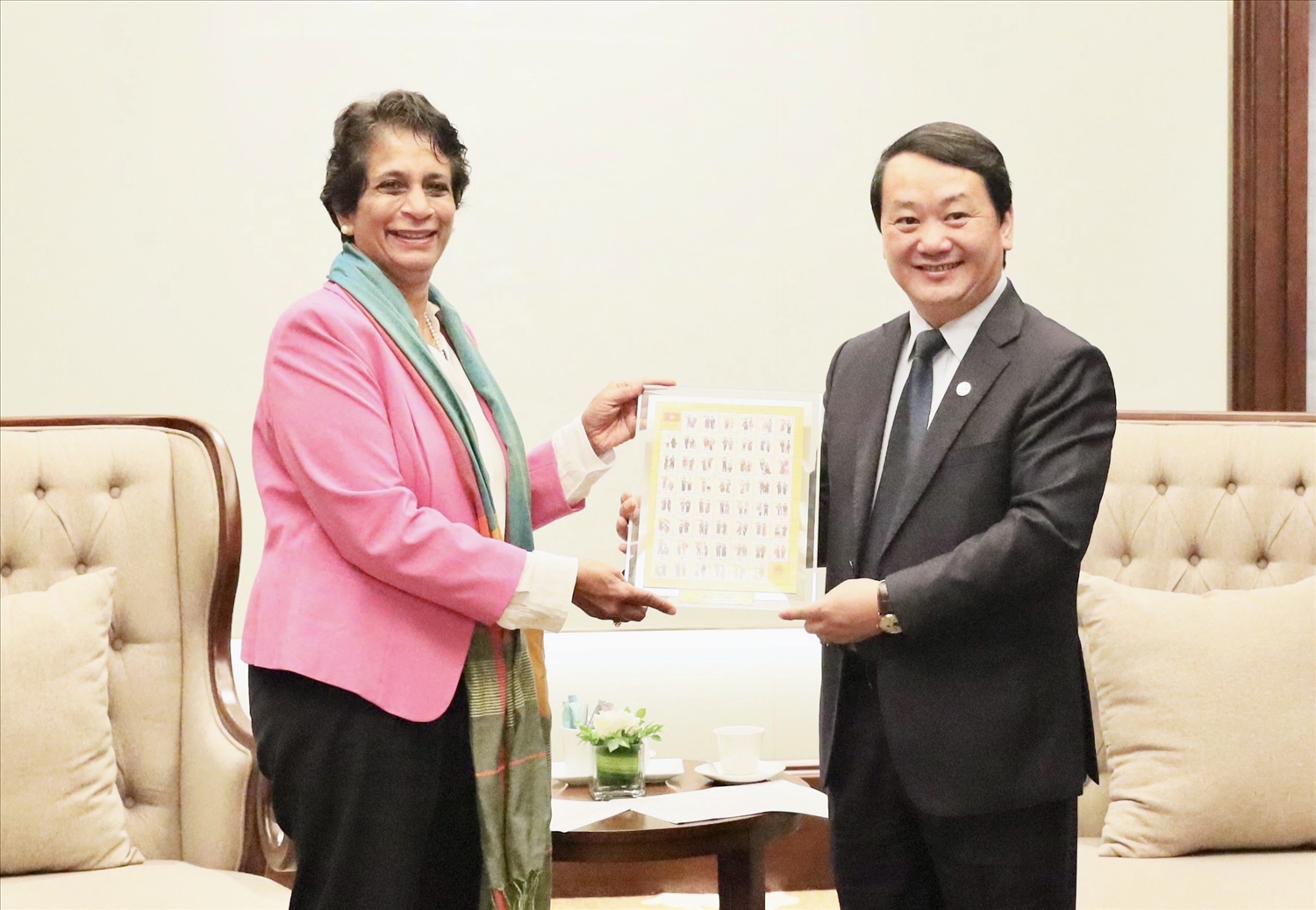  Bộ trưởng, Chủ nhiệm Ủy ban Dân tộc Hầu A Lềnh tặng quà cho bà Kanni Wignaraja, Giám đốc Văn phòng UNDP khu vực Châu Á - Thái Bình Dương  