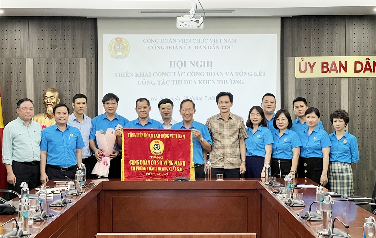 Công đoàn UBDT đã vinh dự được Tổng Liên đoàn Lao động Việt Nam tặng Cờ thi đua xuất sắc năm 2021