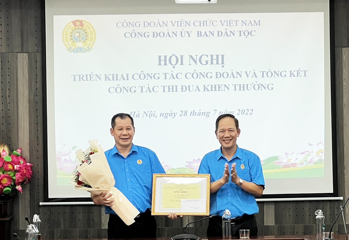 Ông Lý Bình Huy - Phó Chủ tịch Công đoàn UBDT, Phó Vụ trưởng Vụ Tổ chức cán bộ nhận Bằng khen của Tổng Liên đoàn Lao động Việt Nam