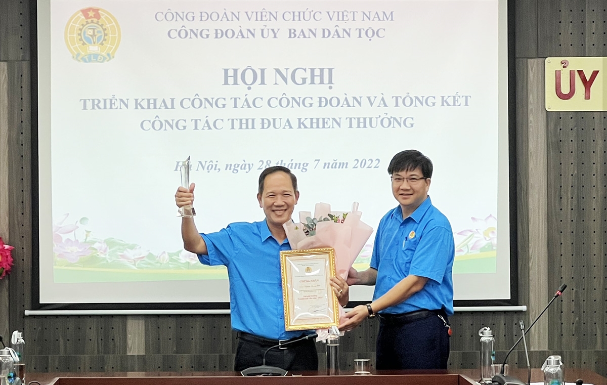 Ông Nguyễn Quang Hải - Chủ tịch Công đoàn, Tổng Biên tập Tạp chí Dân tộc đạt giải thưởng “Gương mặt của năm 2021” của Công đoàn Viên chức Việt Nam