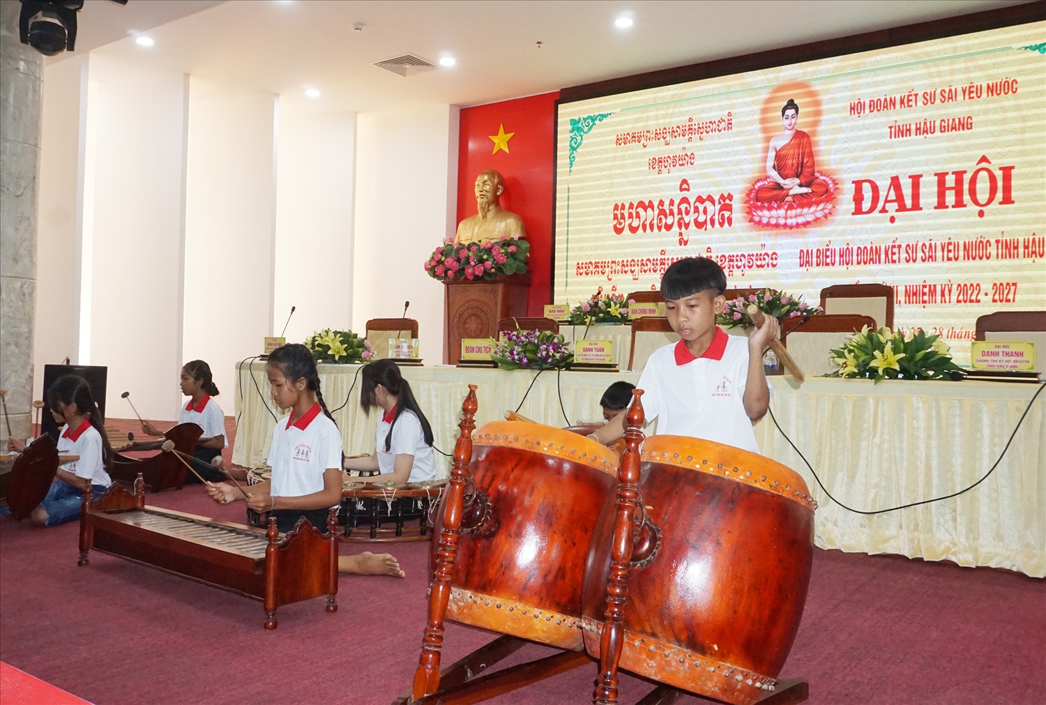 Đội thiếu nhi dân tộc Khmer biểu diễn nhạc ngũ âm chào mừng Đại hội