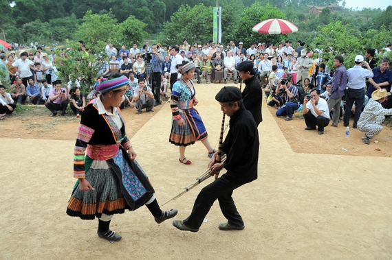 Biểu diễn múa khèn của đồng bào Mông (huyện Đồng Văn, Hà Giang)