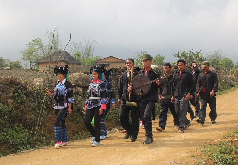 Đồng bào dân tộc Hà Nhì (Lào Cai) sử dụng đàn hó tơ để biểu diễn dân ca, dân vũ