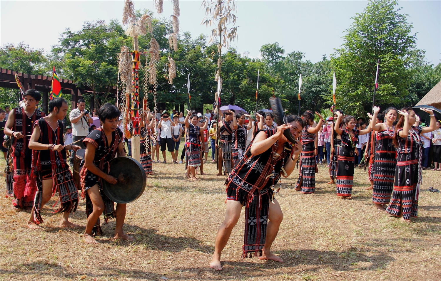 Người Cơ Tu tổ chức lễ hội tại Làng Văn hóa - Du lịch các dân tộc Việt Nam. (Ảnh minh họa)