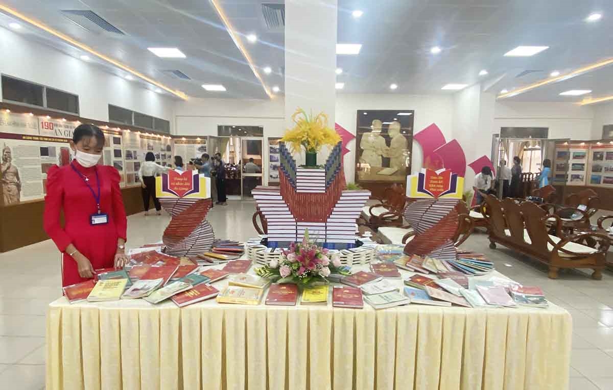  Một góc trưng bày sách, tư liệu về lịch sử phát triển tỉnh An Giang tại Hội thảo
