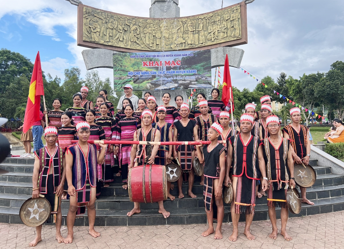 Các nghệ nhân cồng chiêng vui vẻ chụp hình cùng du khách khi tham gia Ngày hội du lịch Kbang năm 2022