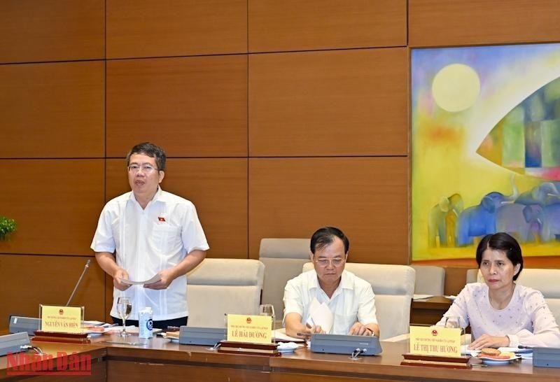 Viện trưởng Viện Nghiên cứu lập pháp Nguyễn Văn Hiển đọc báo cáo tại buổi làm việc. (Ảnh Duy Linh) 