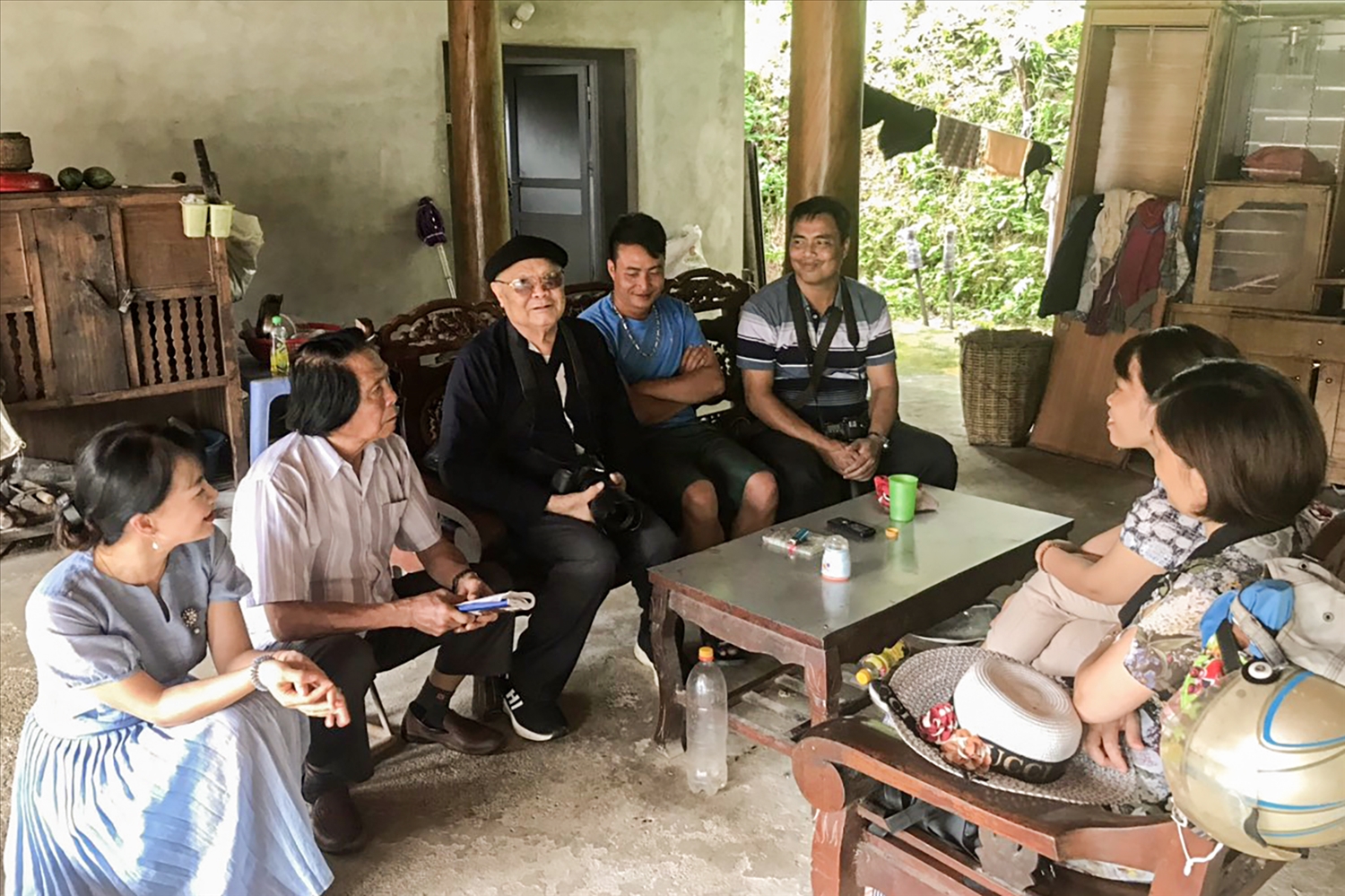 Với ông Lò Văn Chiến, 82 tuổi (áo đen), bản Tả Xín Chải, phường Đông Phong, thành phố Lai Châu, xem việc gìn giữ bảo tồn văn hoá người Pú Nả Lai Châu là duyên phận trách nhiệm