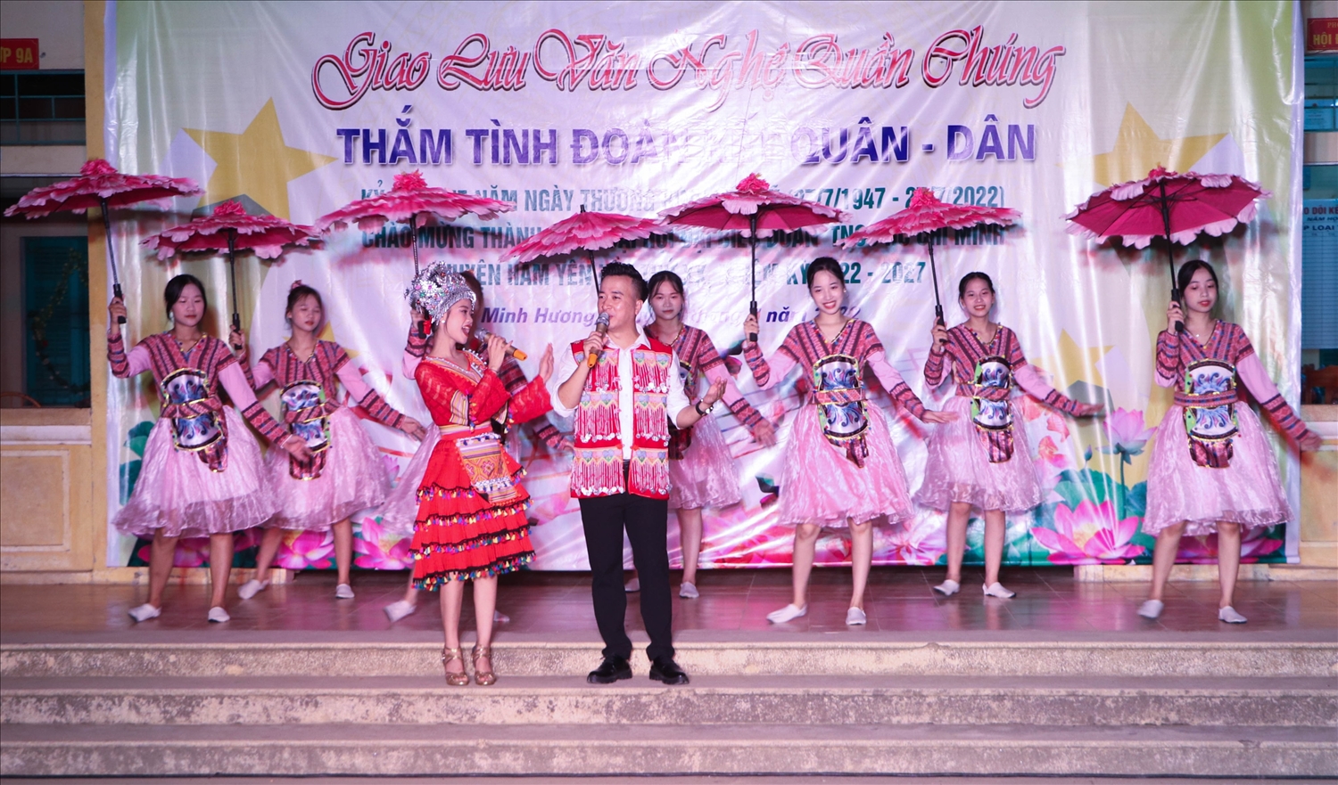 Diễn viên Trung tâm văn hóa, Truyền thông Thể thao huyện Hàm Yên (Tuyên Quang) biểu diễn ca khúc “Xuống chợ" của NSUT Vương Vình