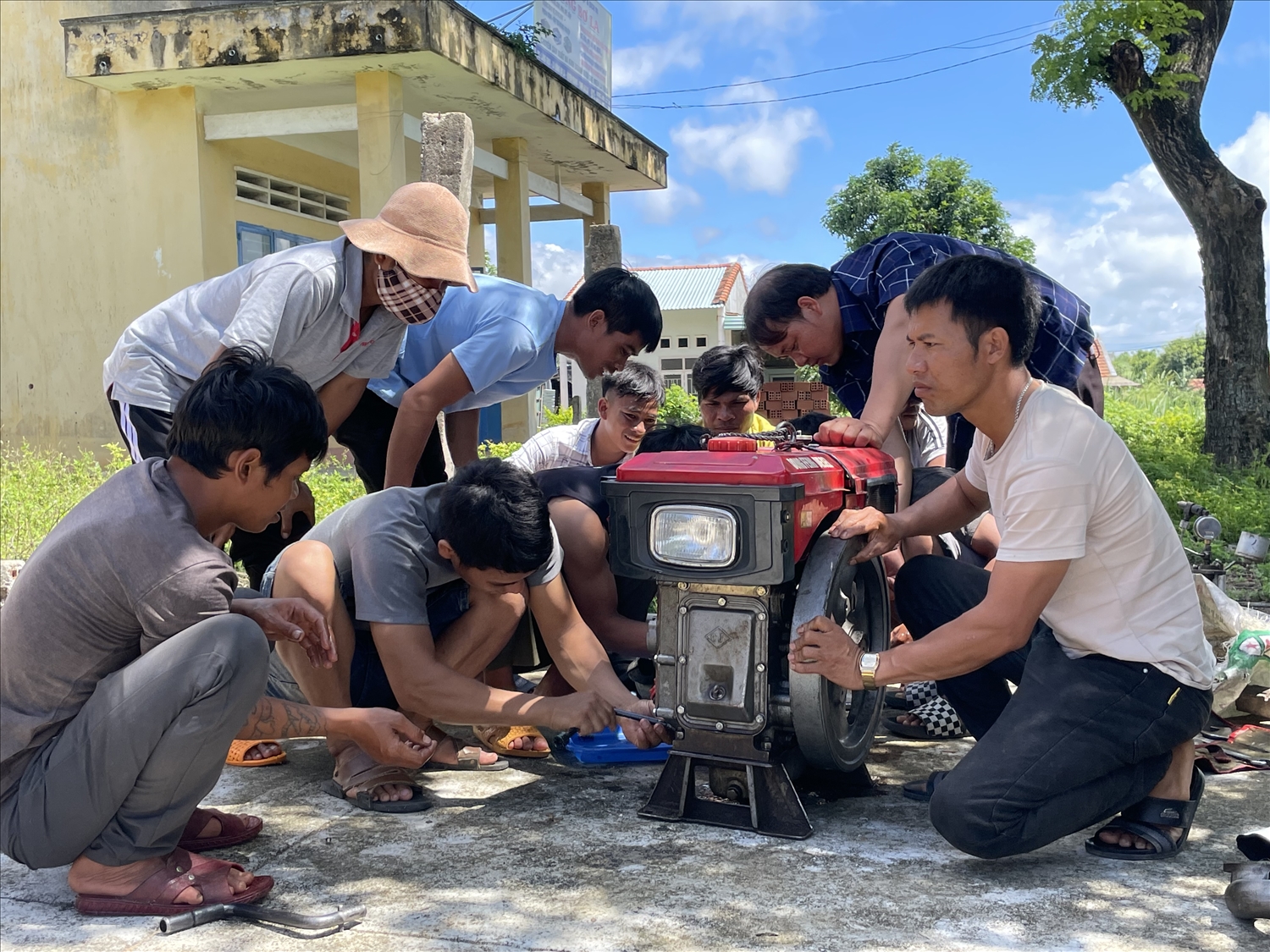 Các học viên của lớp sửa chữa máy cày công suất nhỏ ở thôn 3 (xã Kông Pla) đang thực hành sửa chữa