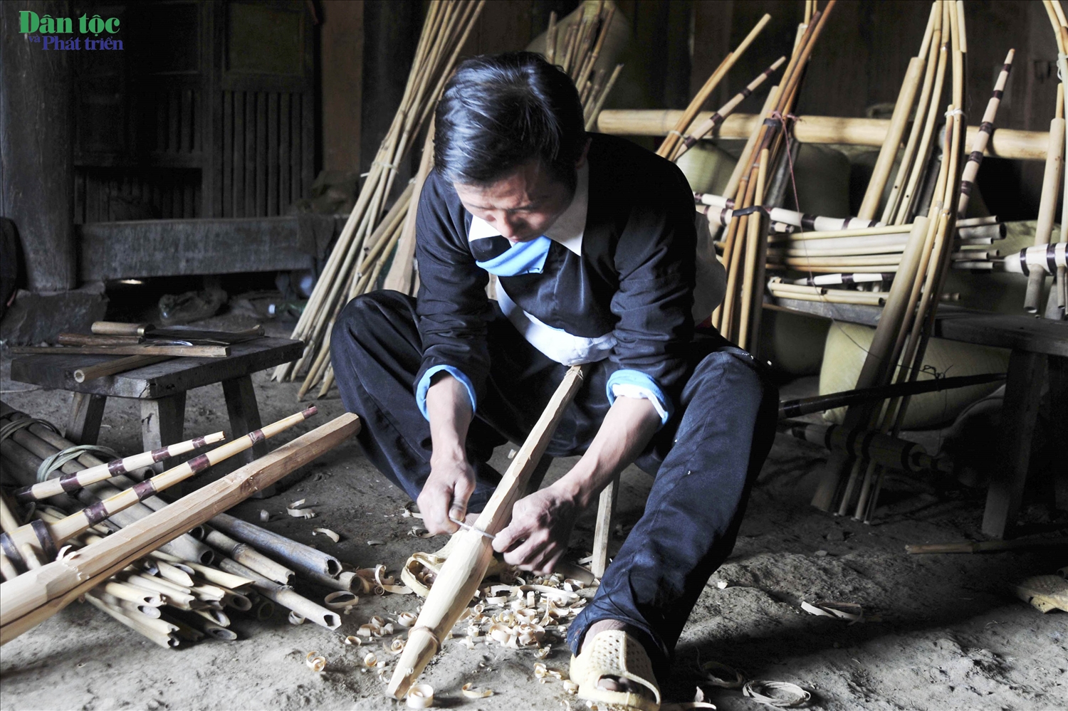 Ông Giàng A Dơ, bản Sin Câu, xã Thèn Sin (huyện Tam Đường, Lai Châu) chế tác thân của cây khèn được làm bằng gỗ pơ mu 