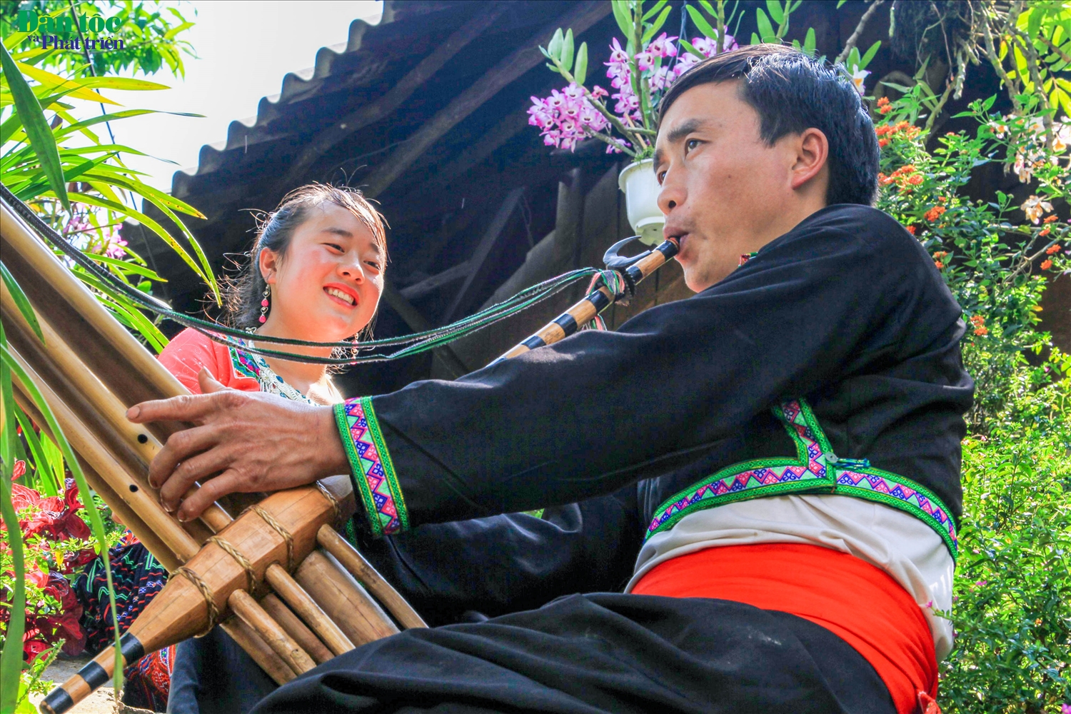 Cây khèn là cầu nối để trai gái hẹn hò, giao duyên, tiếng khèn càng hay, các chàng trai càng thu hút được nhiều cô gái 