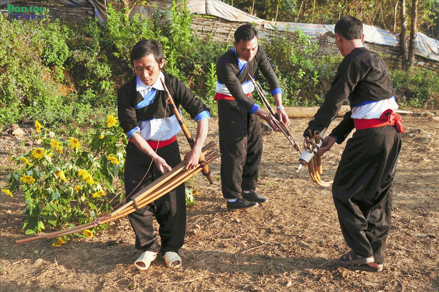 Trong các ngày lễ hội của bản, các chàng trai người Mông vác những cây khèn đi múa như một niềm kiêu hãnh