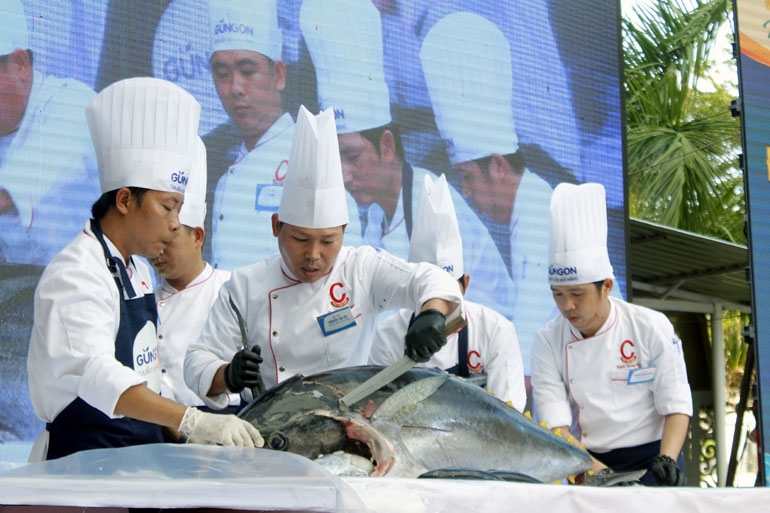 Các đầu bếp Phú Yên trình diễn công đoạn phi lê cá ngừ đại dương 55kg trong vòng 10 phút. Ảnh: TRẦN QUỚI