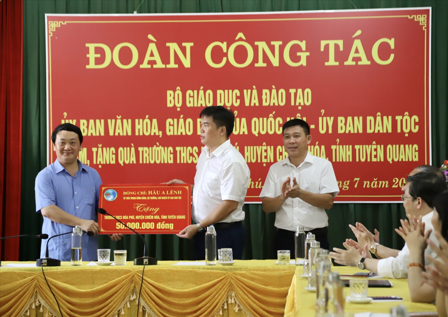 Bộ trưởng, Chủ nhiệm UBDT Hầu A Lềnh tặng 100 suất học bổng cho các em học sinh Trường THCS Hoà Phú