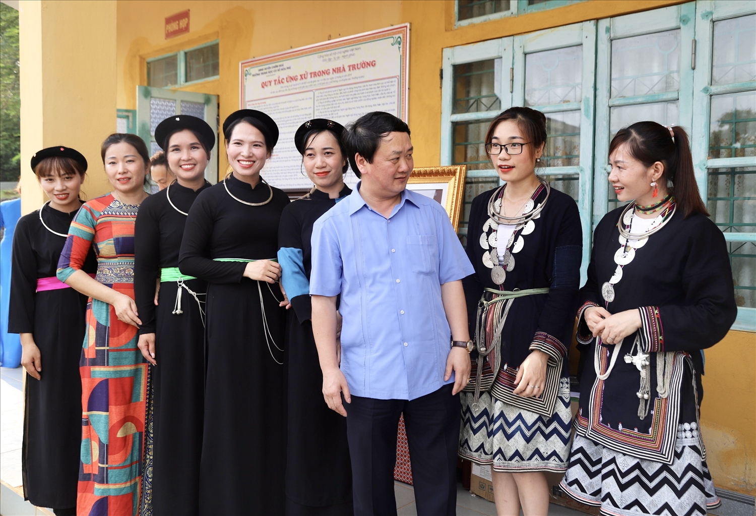 Bộ trưởng, Chủ nhiệm UBDT Hầu A Lềnh gặp mặt các cô giáo người DTTS Trường THCS Hoà Phú