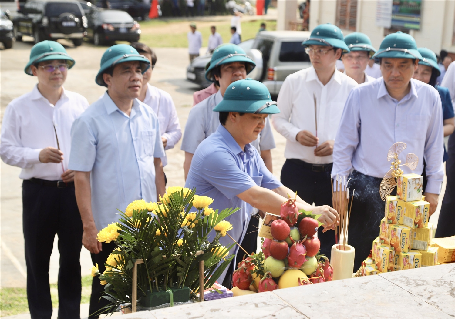 Bộ trưởng, Chủ nhiệm UBDT Hầu A Lềnh thắp hương tại đài tưởng niệm Bộ Quốc gia giáo dục