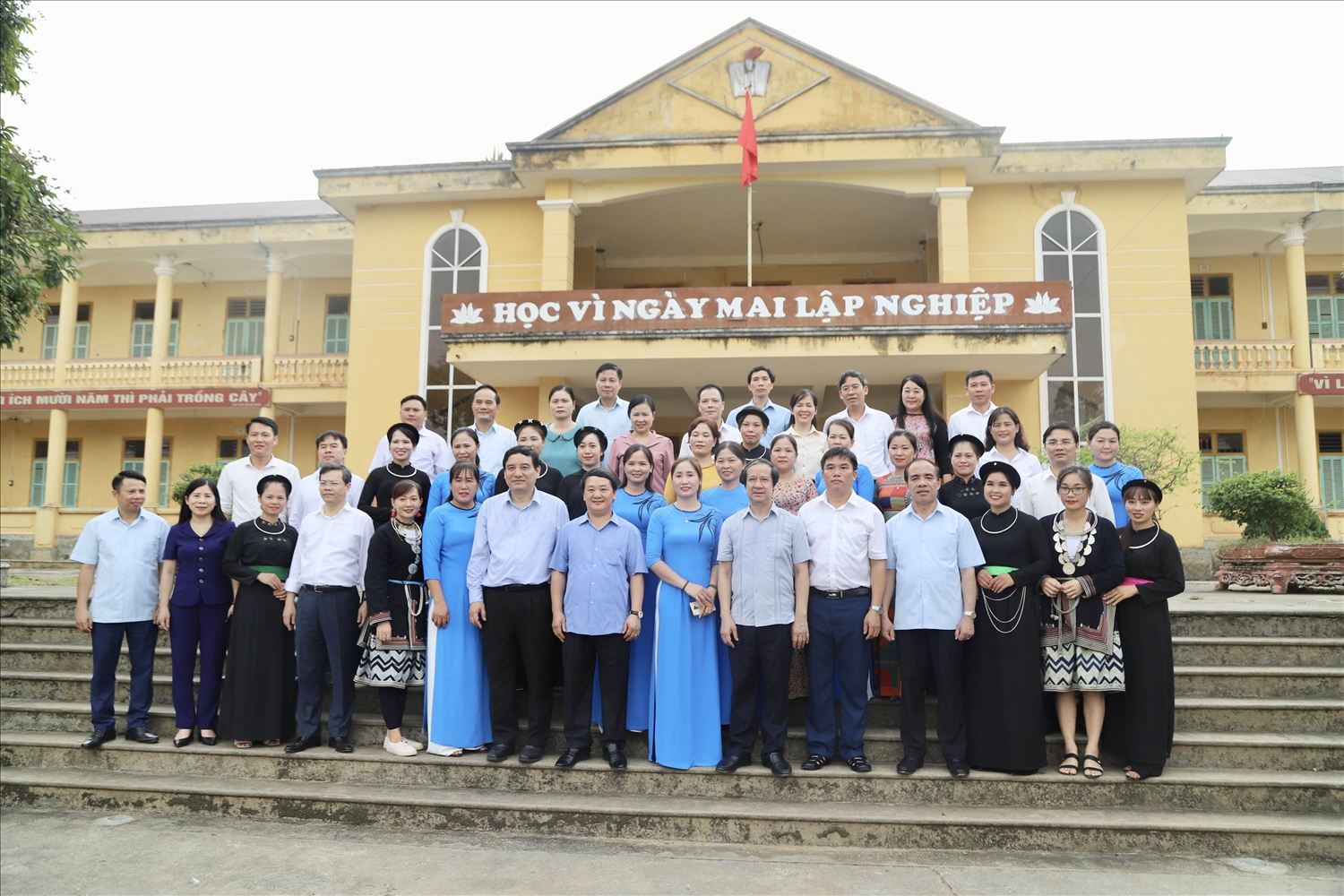 Đoàn công tác Trung ương chụp ảnh cùng cán bộ, giáo viên trường THCS Hoà Phú