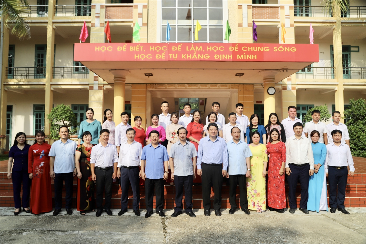 Đoàn công tác Trung ương chụp ảnh cùng cán bộ, giáo viên trường THPT Hoà Phú
