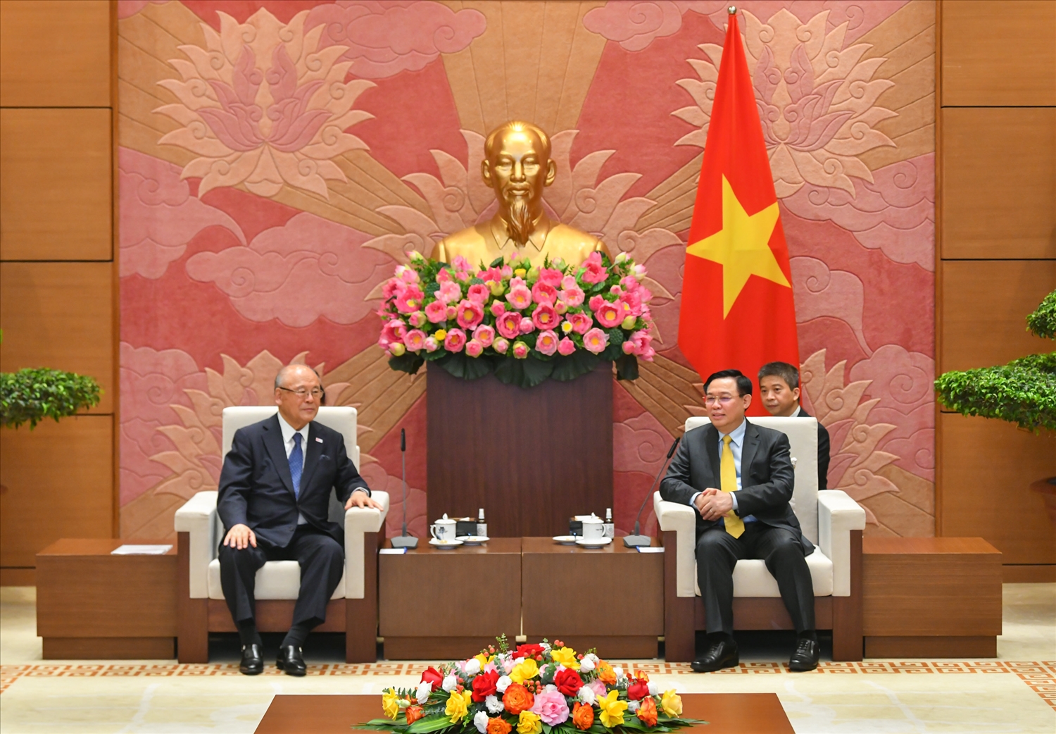 Chủ tịch Quốc hội Vương Đình Huệ và Cố vấn đặc biệt Liên minh Nghị sĩ hữu nghị Nhật Bản-Việt Nam Takebe Tsutomu tại buổi tiếp
