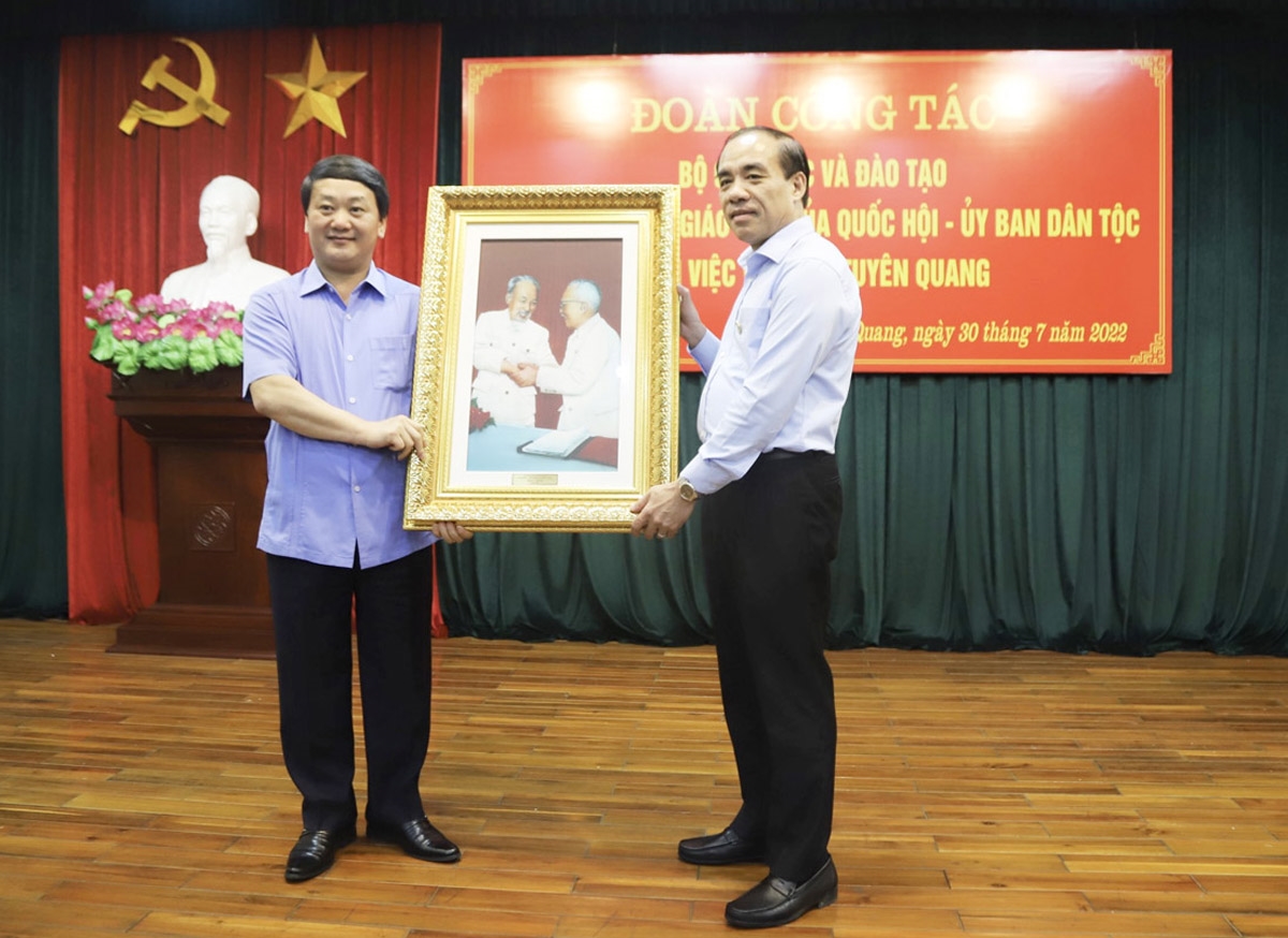 Bộ trưởng, Chủ nhiệm Uỷ ban Dân tộc Hầu A Lềnh tặng quà lãnh đạo tỉnh Tuyên Quang