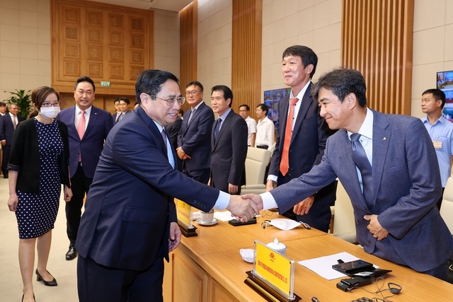 Thủ tướng và các đại biểu tại cuộc gặp - Ảnh: VGP/Nhật Bắc
