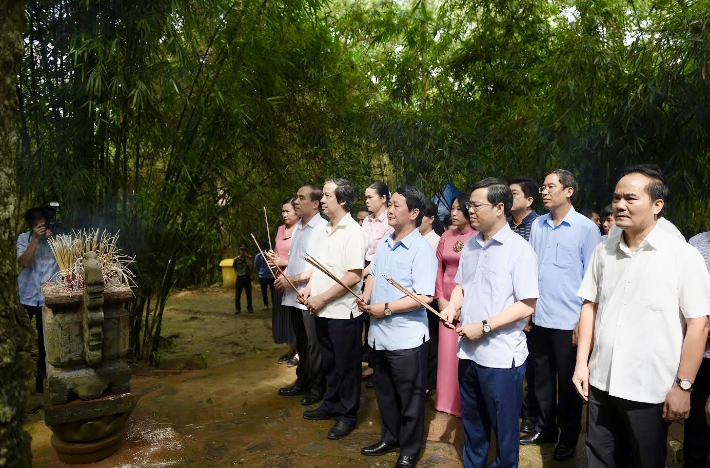 Đoàn công tác dâng hương tưởng niệm Chủ tịch Hồ Chí Minh tại Lán Nà Nưa 