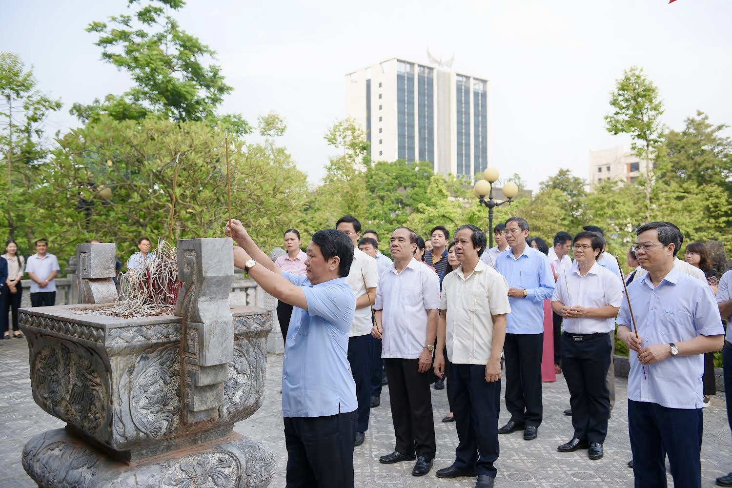 Các đồng chí lãnh đạo dâng hương tưởng niệm Bác Hồ tại Đền thờ Chủ tịch Hồ Chí Minh (TP. Tuyên Quang) 