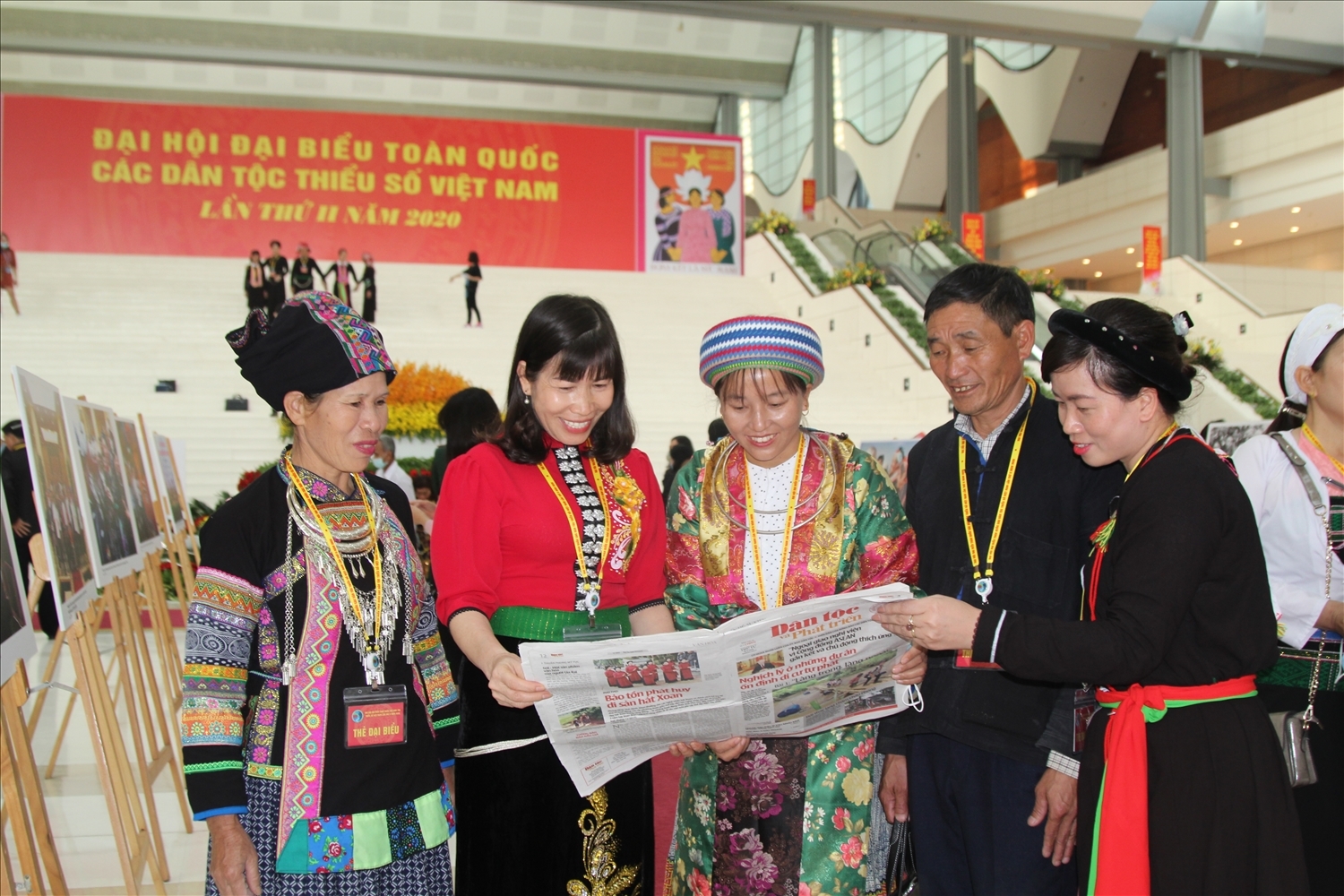 Niềm vui của đồng bào DTTS khi đọc Báo Dân tộc và Phát triển tại Đại hội đại biểu toàn quốc các DTTS Việt Nam lần thứ II năm 2020 tại Hà Nội