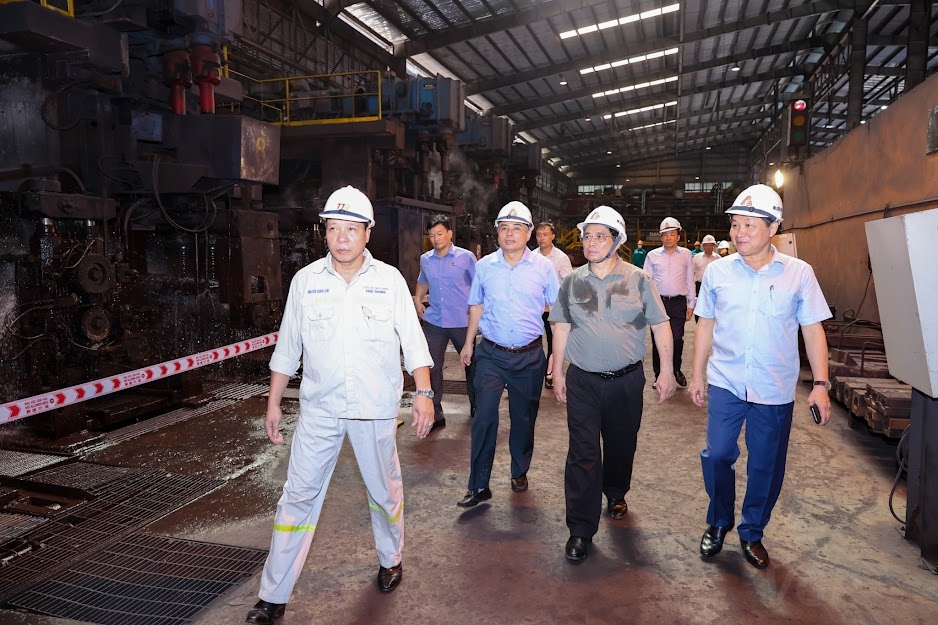 Thủ tướng trực tiếp kiểm tra hiện trạng Nhà máy Cán thép Thái Trung của Tisco - Ảnh: VGP/Nhật Bắc