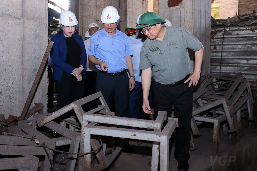 Thủ tướng trực tiếp khảo sát, kiểm tra từng hạng mục dự án mở rộng giai đoạn 2 Nhà máy Gang thép Thái Nguyên - Ảnh: VGP/Nhật Bắc