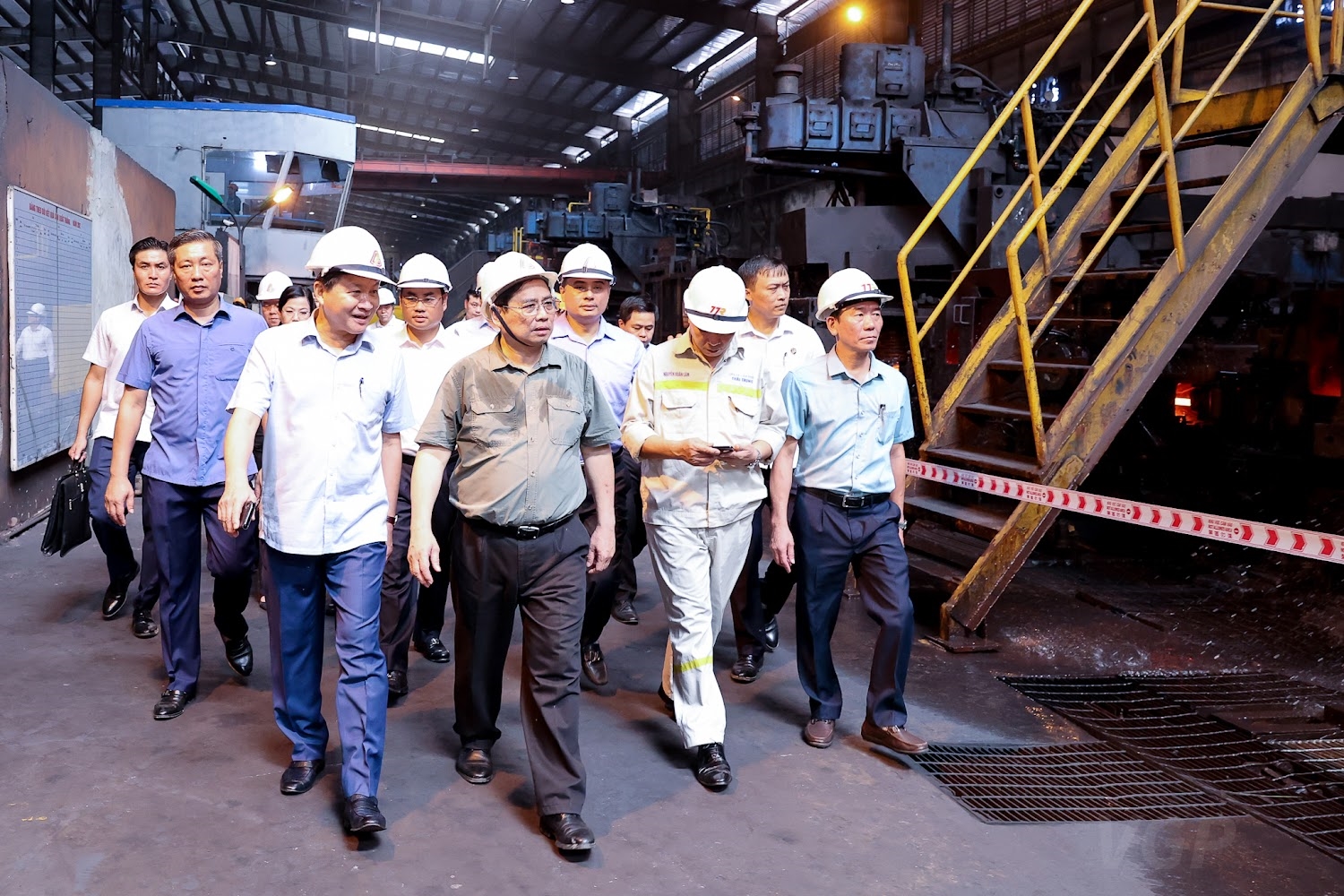 Thủ tướng cùng đoàn công tác khảo sát Nhà máy Cán thép Thái Trung (nhà máy đang hoạt động của Tisco) - Ảnh: VGP/Nhật Bắc