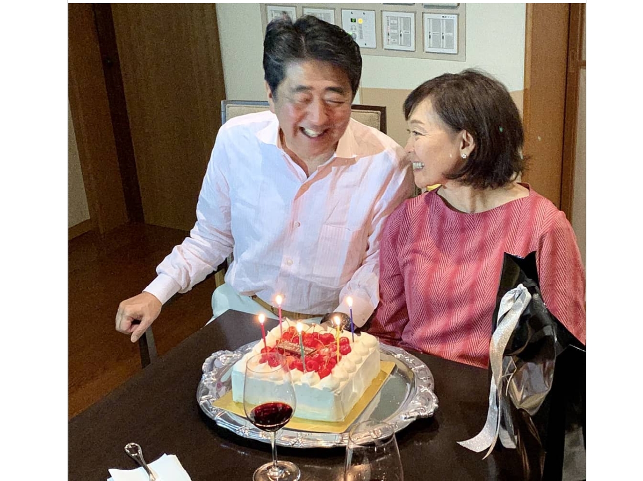 Bức ảnh được bà Akie đăng năm 2019, trong đó "khoe" rằng hai vợ chồng vừa kỷ niệm 32 năm ngày cưới hôm 9/6 - Ảnh: INSTAGRAM