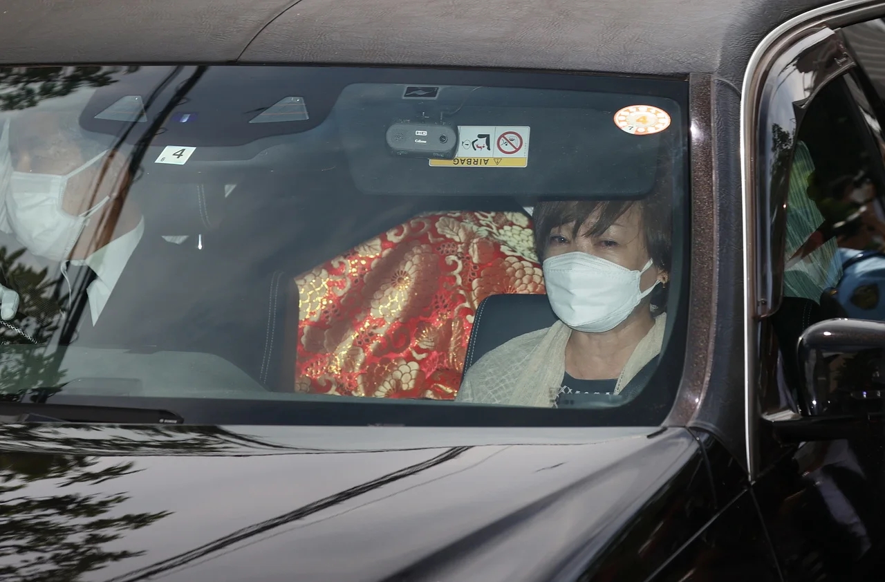 Bà Akie trên chiếc xe chở thi hài của ông Abe về Tokyo ngày 9/7 - Ảnh: EPA