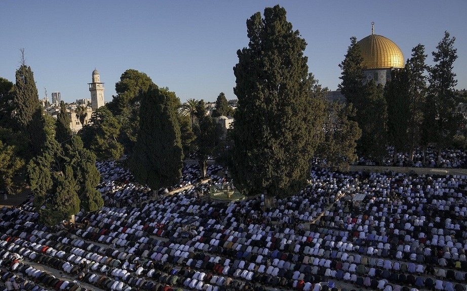 Những người Hồi giáo cầu nguyện dịp lễ Eid al-Adha ở Jerusalem, ngày 9/7. (Nguồn: AP)