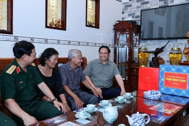 Thủ tướng thăm gia đình thương binh Nguyễn Văn Khởi. Ảnh VGP/Nhật Bắc