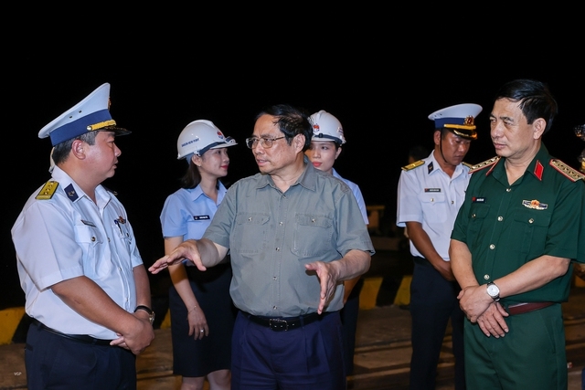 Thủ tướng nghe báo cáo tình hình hoạt động của cảng Cái Cui. Ảnh VGP/Nhật Bắc