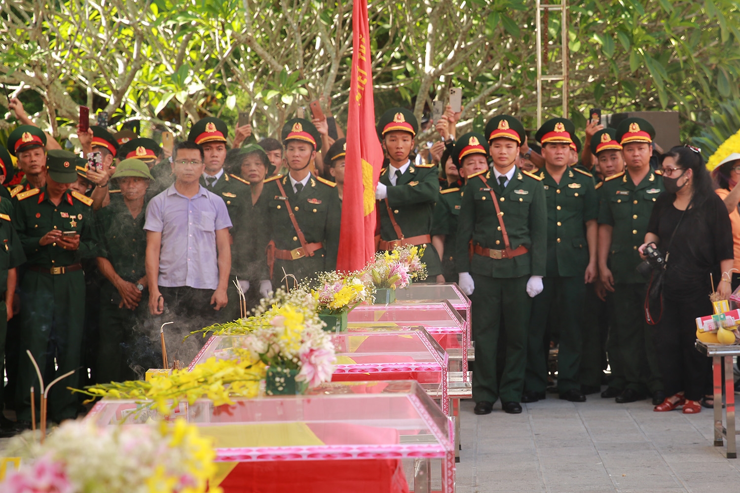 Quy tập 10 hài cốt liệt sĩ hy sinh trong giai đoạn 1979-1989 tại mặt trận Vị Xuyên, tỉnh Hà Giang về Nghĩa trang liệt sĩ- Ảnh: VGP/Đình Nam