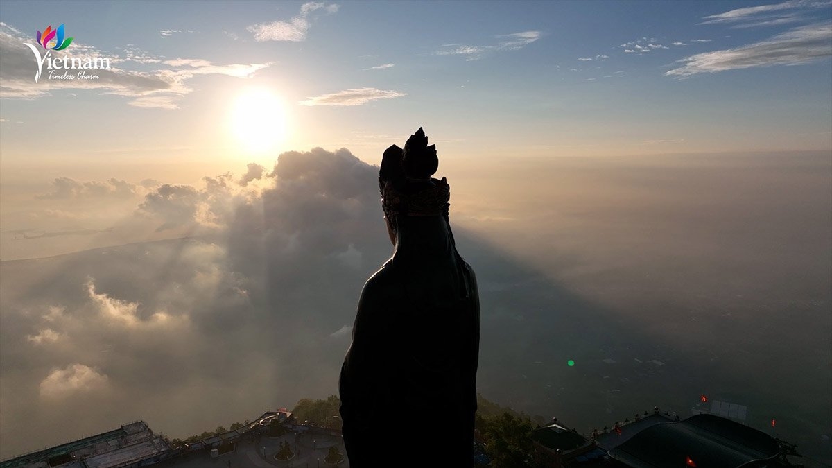 “Cõi hư vô” nhìn từ đỉnh núi Bà Đen