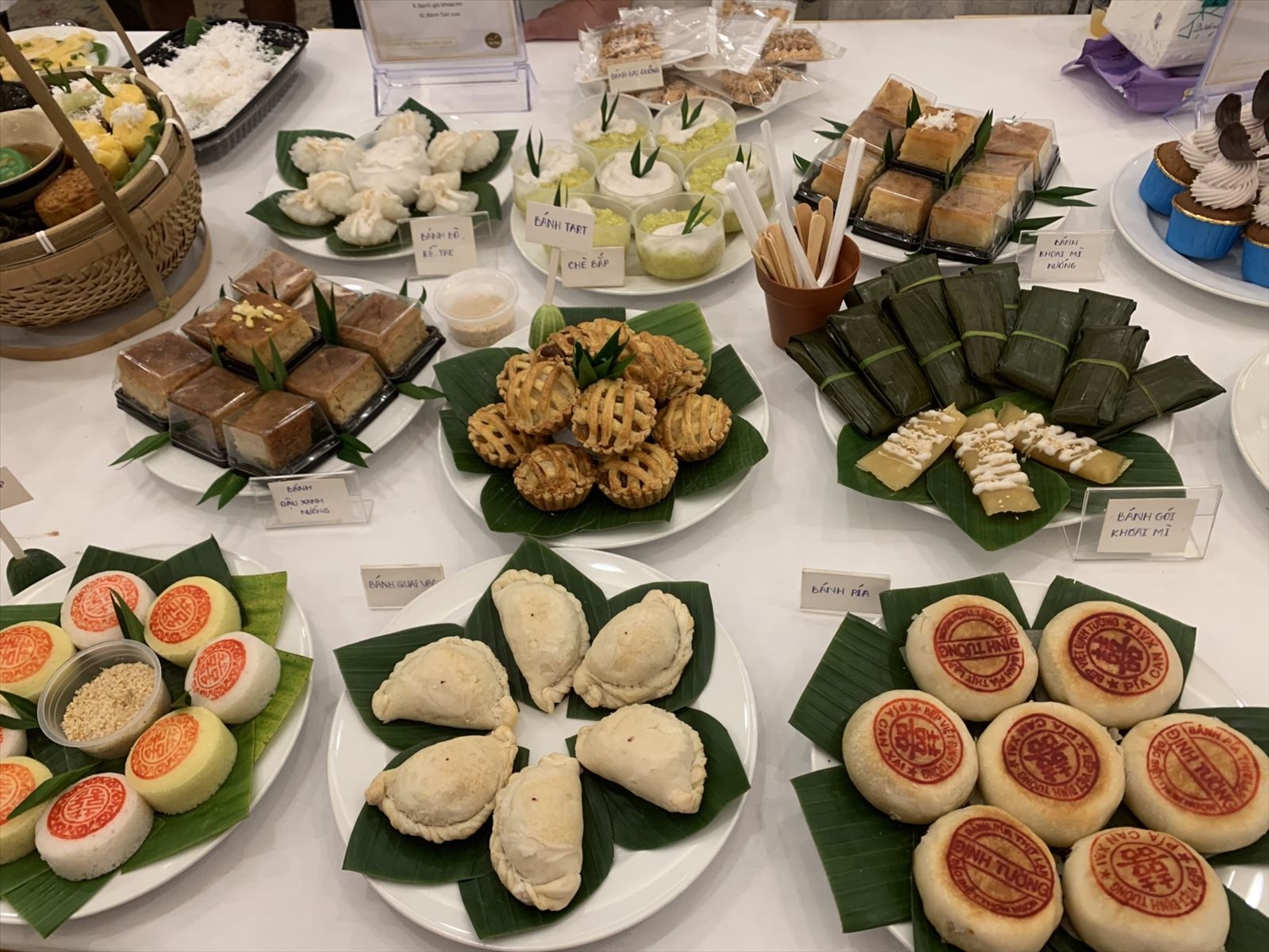 Những món bánh Việt được trưng bày cho thực khách chiêm ngưỡng và thưởng thức. 