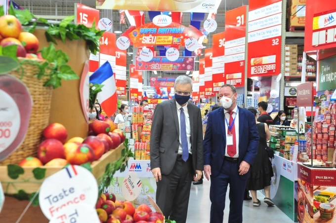 Đại sứ Pháp tại Việt Nam tham quan các sản phẩm đặc trưng của Pháp.