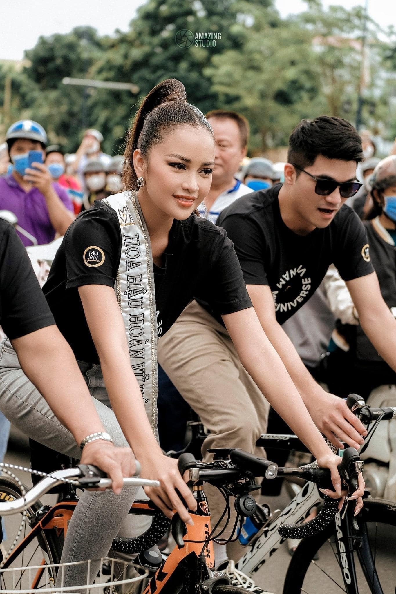 Hoa hậu Ngọc Châu đạp xe diễu hành, vận động bảo vệ môi trường
